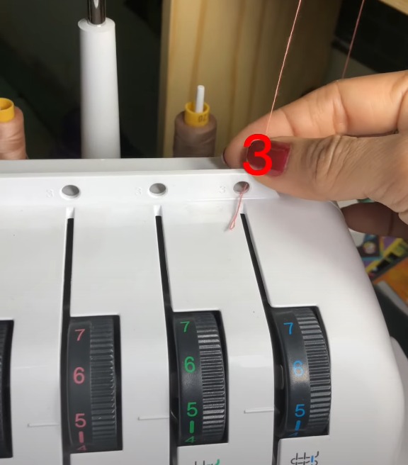 xỏ chỉ máy vắt sổ 3